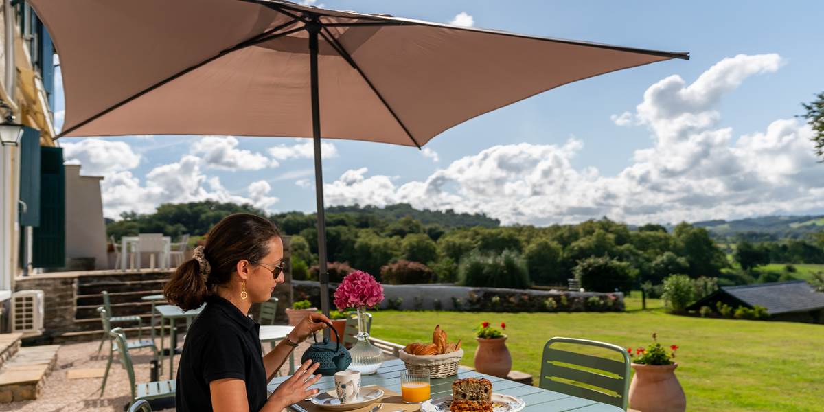 Petit déjeuner en terrasse ou dans la salle à manger