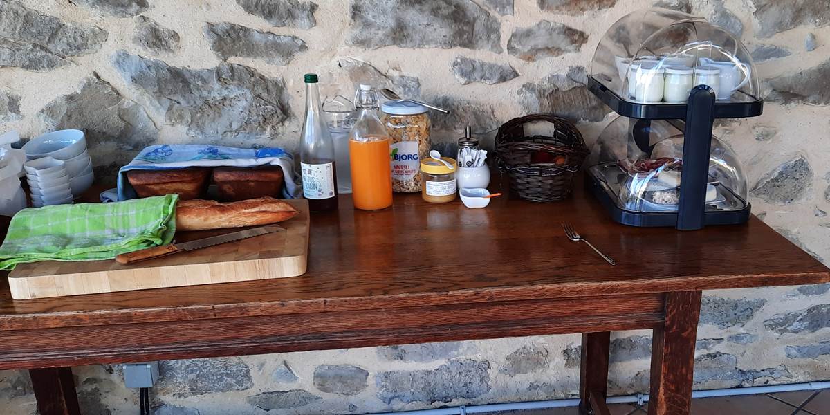 Petit-déjeuner local et maison