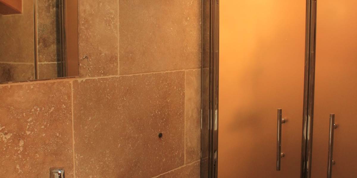 Vue entre lavabo et douche