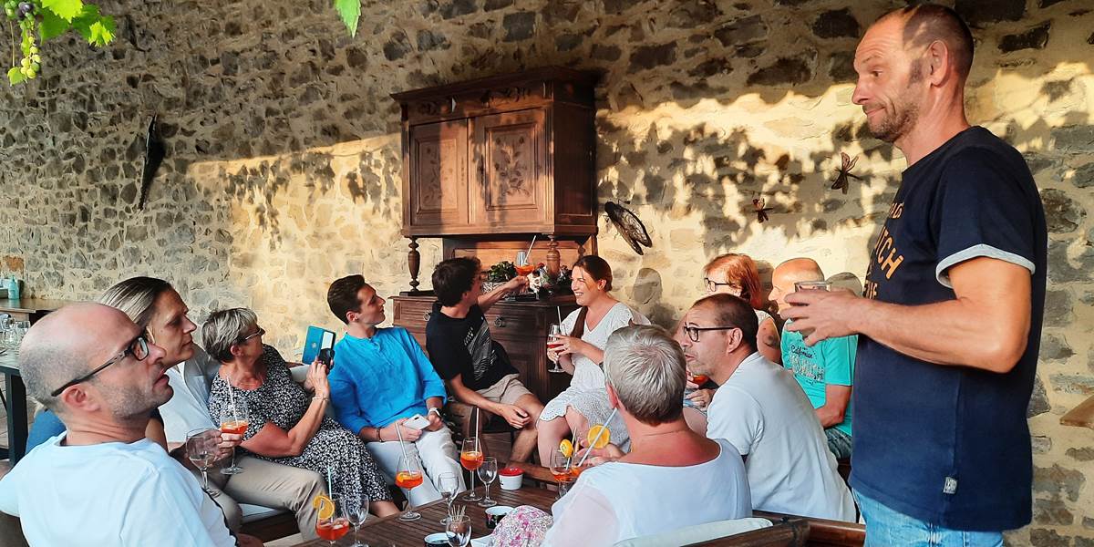 Ambiance conviviale lors de la table d'hôtes du Coq du Nord -Mailhac