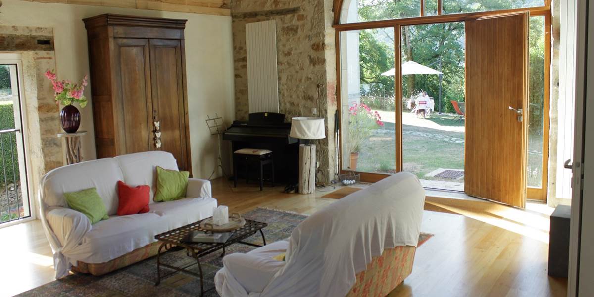 Le grand salon de la grange du Broual, gîte de charme dans le Lot