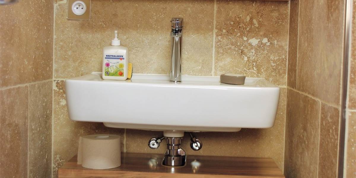 Eclairage au dessus du Lavabo avec miroir, étagères à droite et sous le miroir et meuble de rangement d'affaire de toilette, sous le lavabo