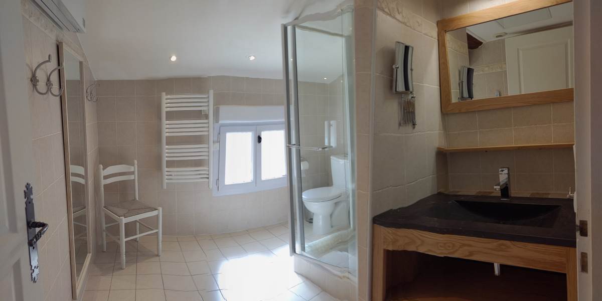 Salle de bain avec douche