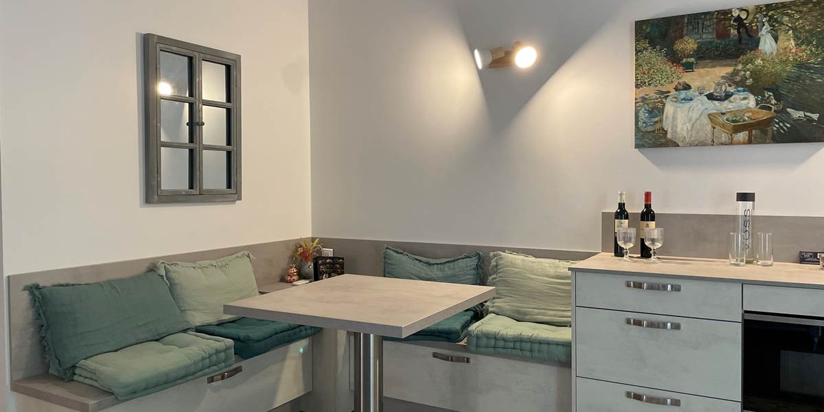 Coin Repas / Travail - Chambre MAUZAC (RDC)