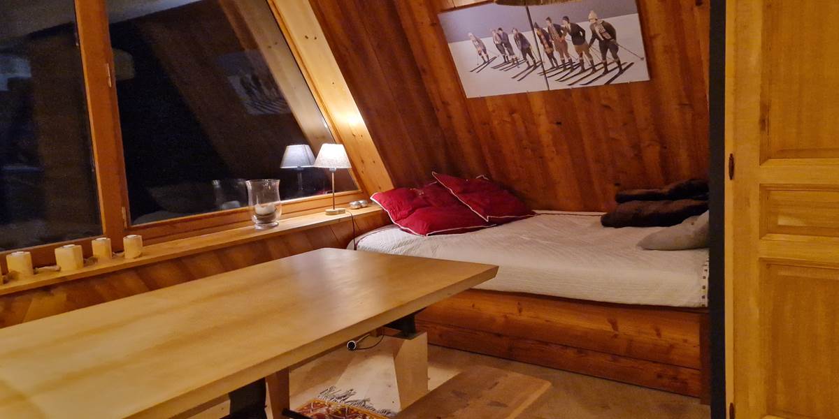 COIN DETENTE ET TABLE SUPPLEMENTAIRE