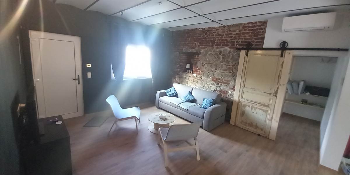 Pièce centrale avec un divan lit de 1m60