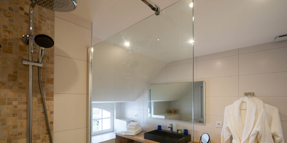 Salle de bain équipée ( serviettes, sèche-cheveux, gel douche et shampoing)