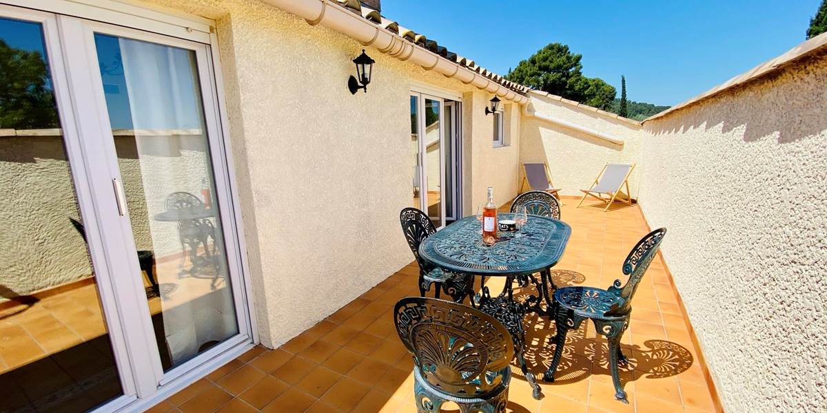 Détente sur la terrasse du gîte "Le Coq du Nord-Mailhac"