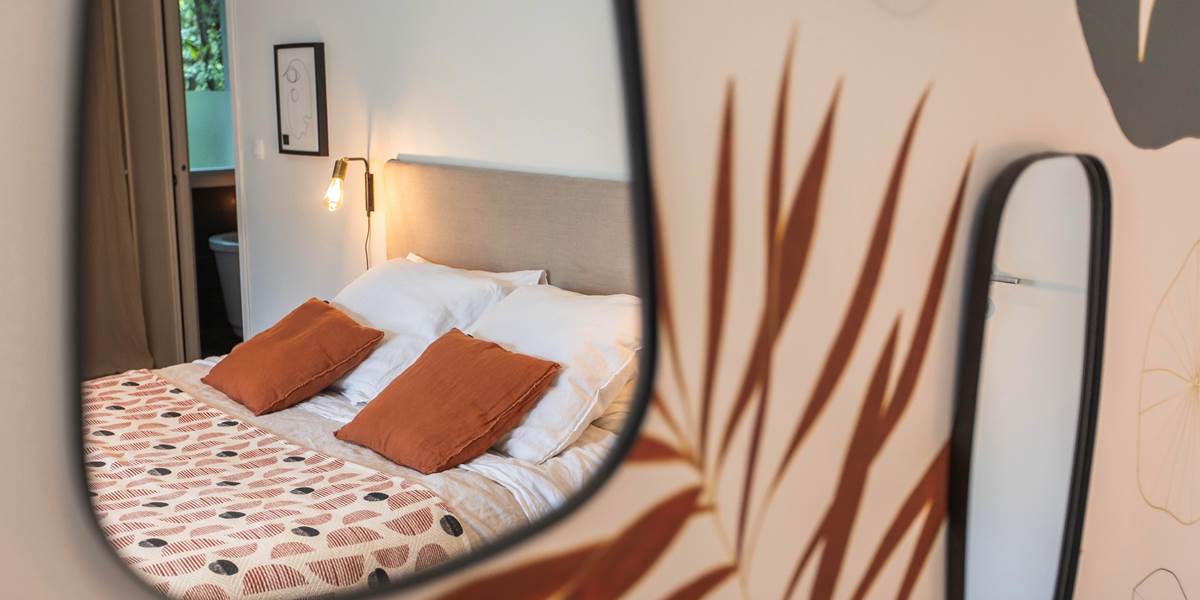 Un grand lit confortable et la douceur des draps en lin pour un sommeil réparateur