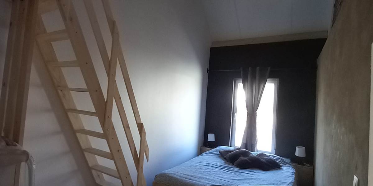 Chaque gite possède une chambre avec un lit double OU deux lits simples et le lit cabane.