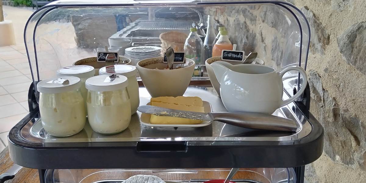 Petit-déjeuner local et maison aux chambres d'hôtes du Le Coq du Nord-Mailhac