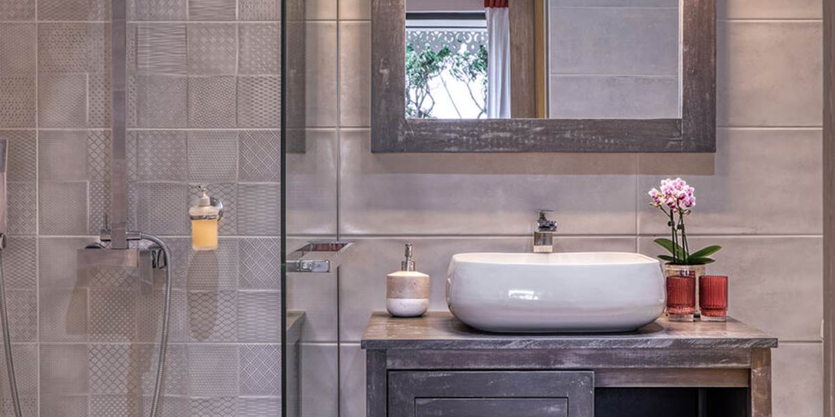 Salle de bain avec fenêtre et grande douche à l'italienne à L'ESCAPADE BELLEPIERRE