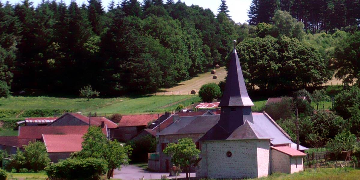 Eglise d'Augne, dans le bourg à 4 km du Ranch des Lacs, la plus petite église du département 87
