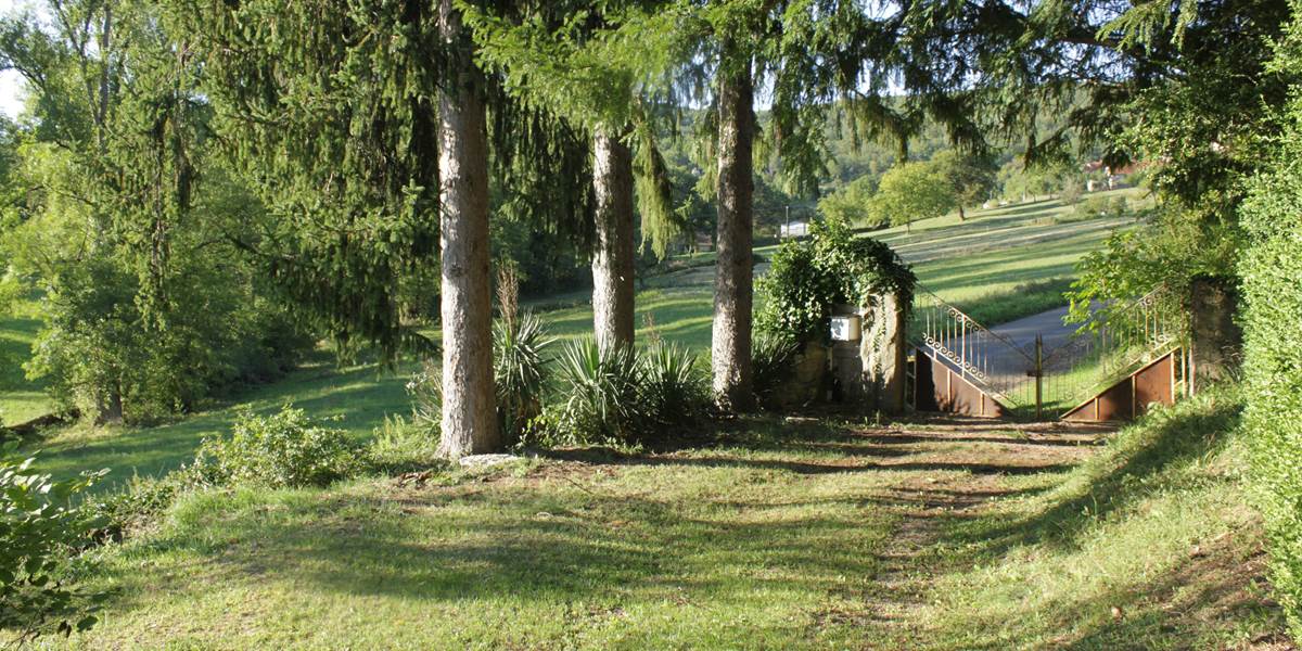Entrée privative du gîte "Côté Donjon" Domaine le Broual, gîtes de charme dans le Lot