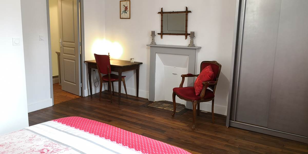 CH2 lit  140x 190  vue sur salle de bain
