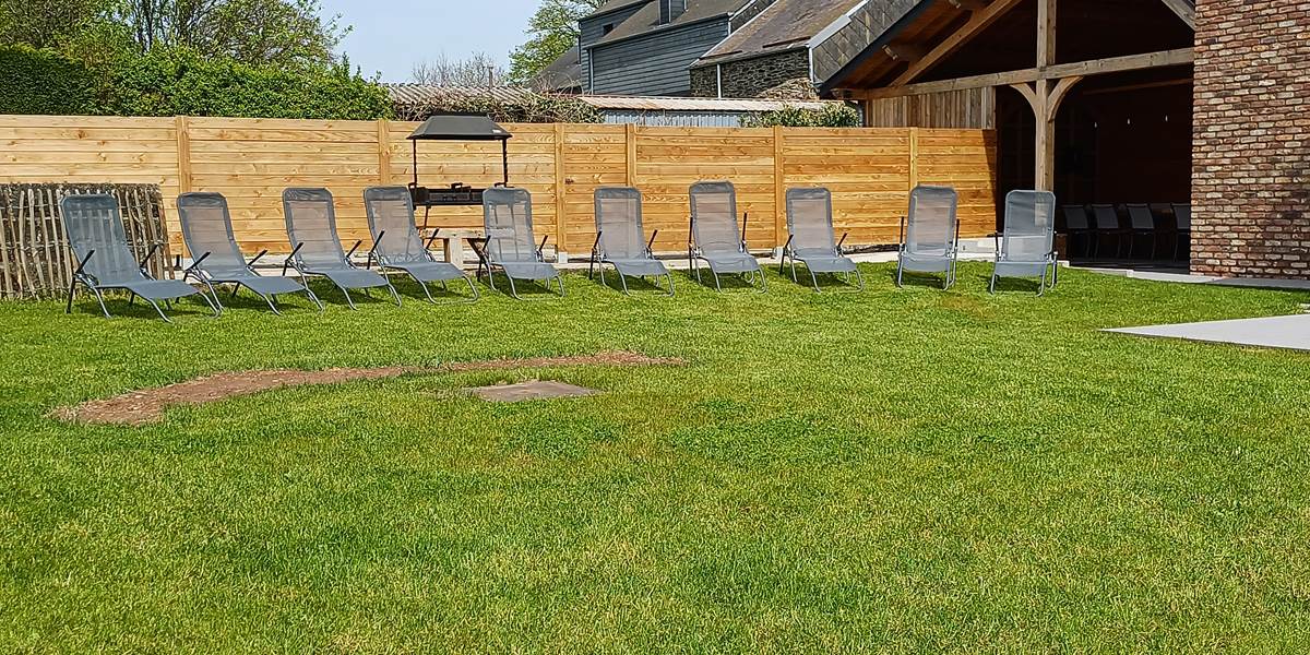Jardin privatif, à l'abri des regards, avec 10 fauteuils de soleil et barbecue