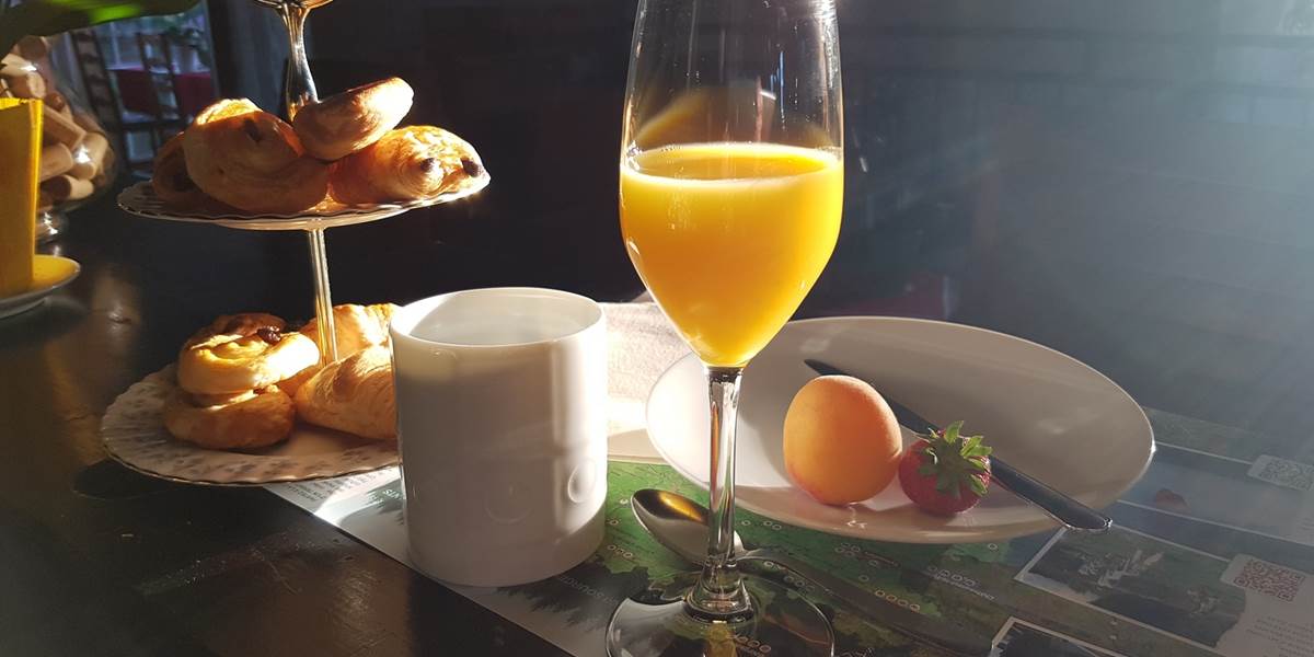 petit déjeuner express servi au bar Le Ranch des Lacs Hôtel 87120