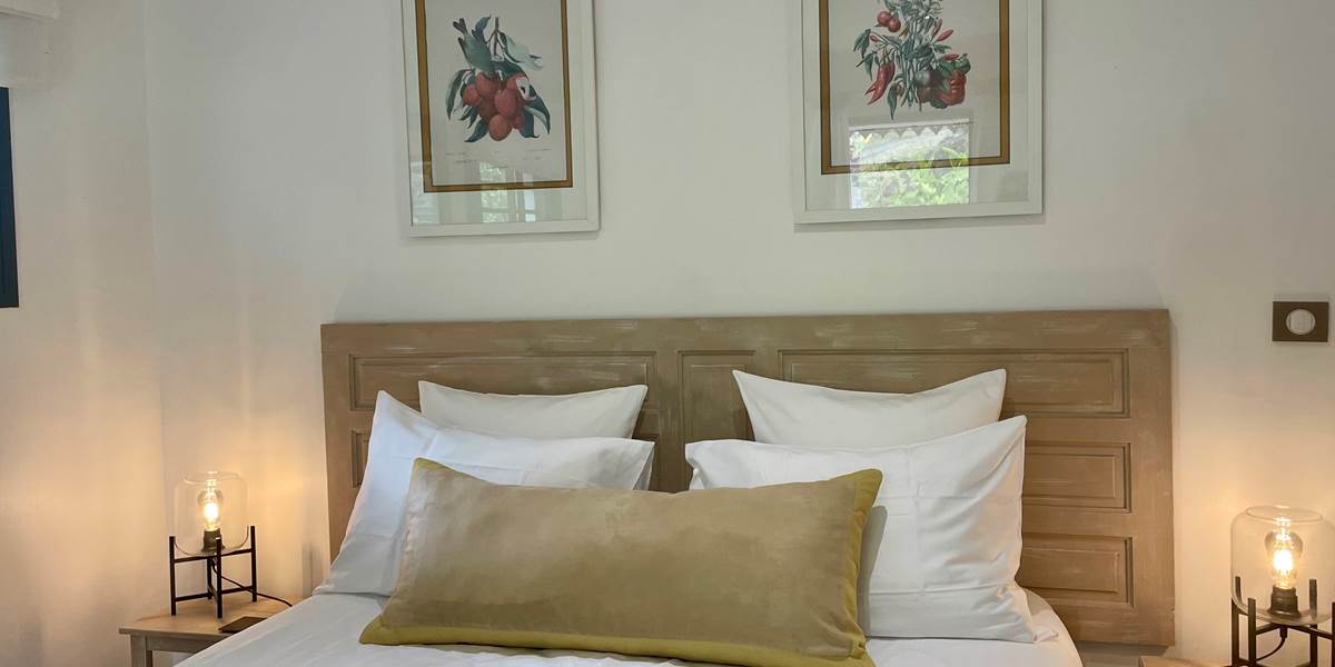 Chambre Topaze  avec literie Queen size haut de gamme et décoration d'inspiration créole