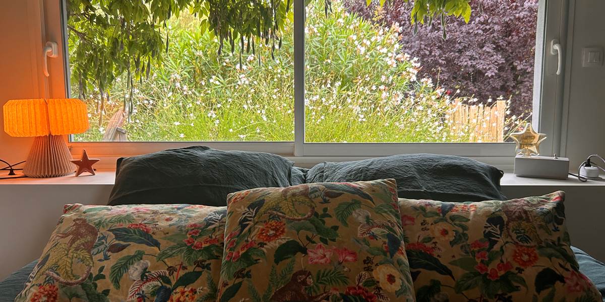 La nature en guise de tête de lit dans la chambre Kool chez Ker Amice