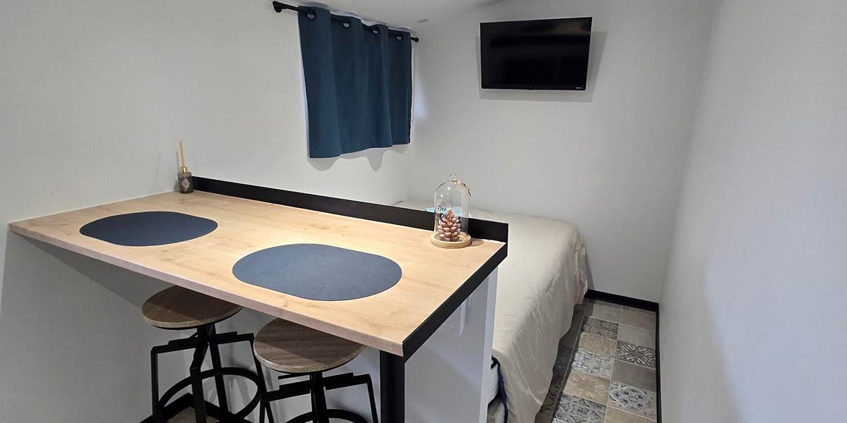 Table haute et Lit CHAMBRE GAUDINA