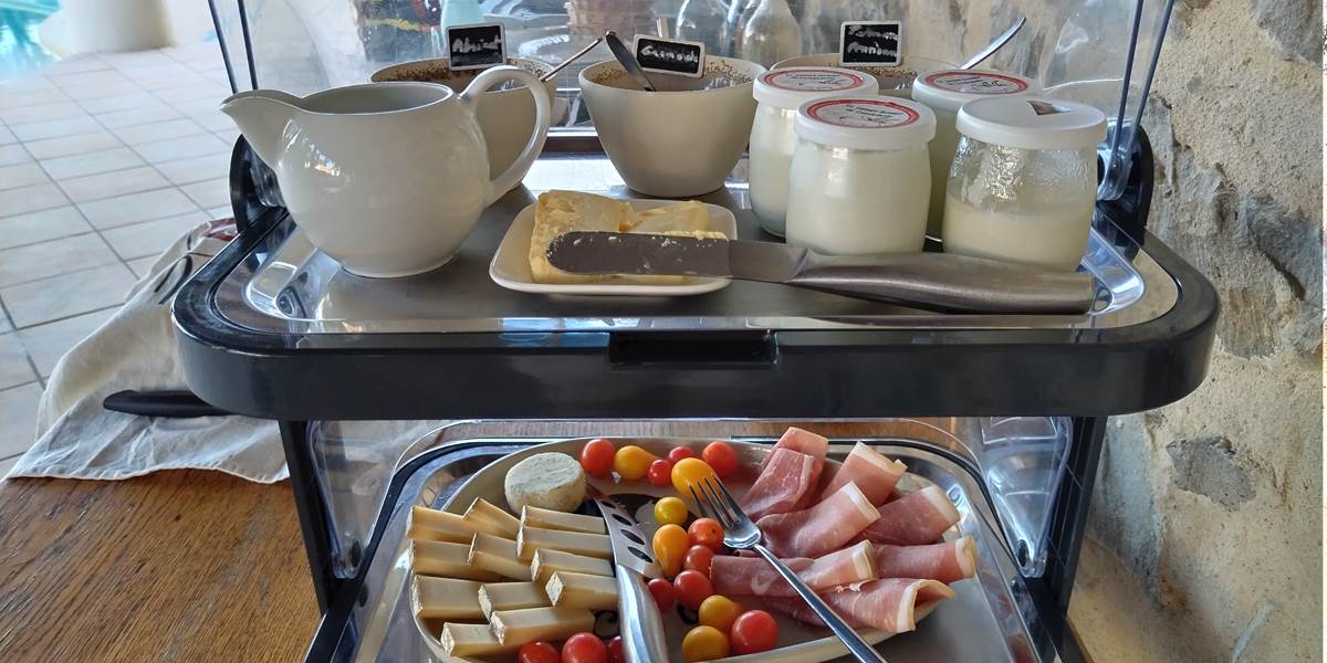 Petit déjeuner des chambres d'hôtes à Le Coq du Nord -Mailhac
