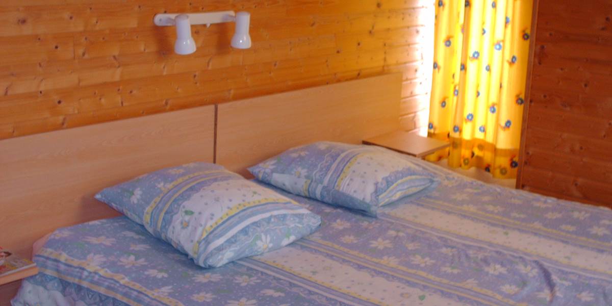 Chambre double 1er étage lit de 1,80m x 2,00m