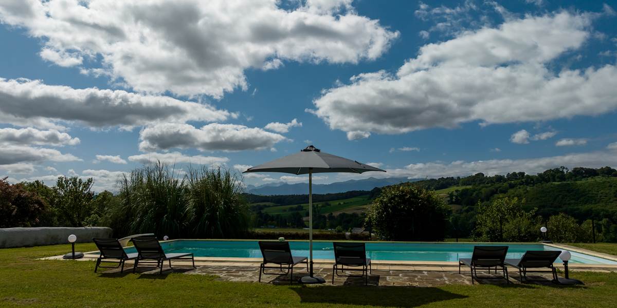 Piscine, transats, parasols et draps de bain à disposition