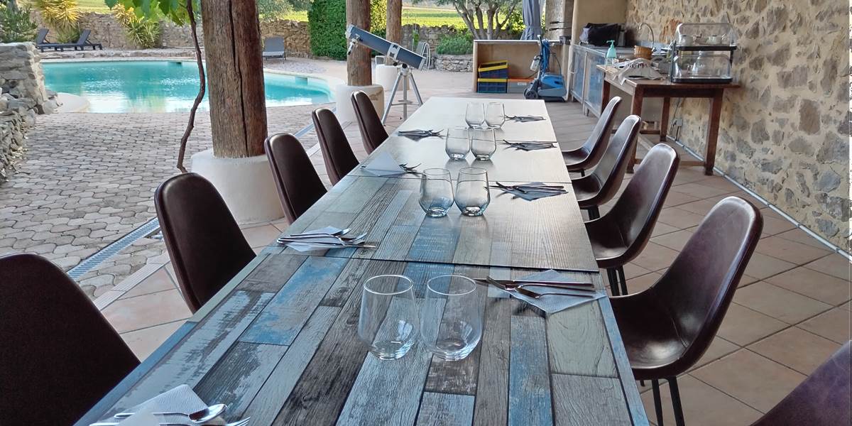 Cadre enchanteur pour les petits déjeuners et table d'hôtes