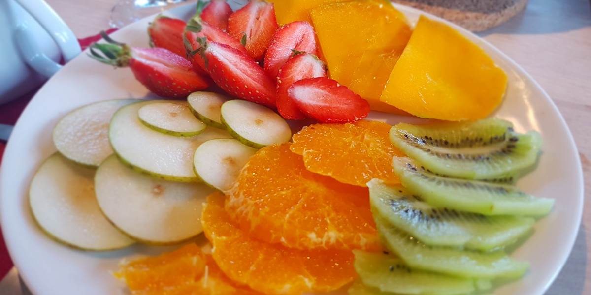 assiette de fruits frais Brunch/ Petit Déjeuner Gourmand Le Ranch des Lacs Hôtel 87120