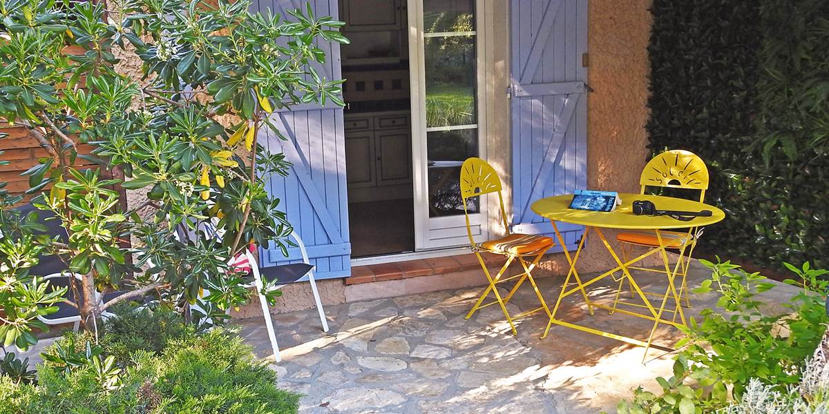 salon de jardin et fauteuils