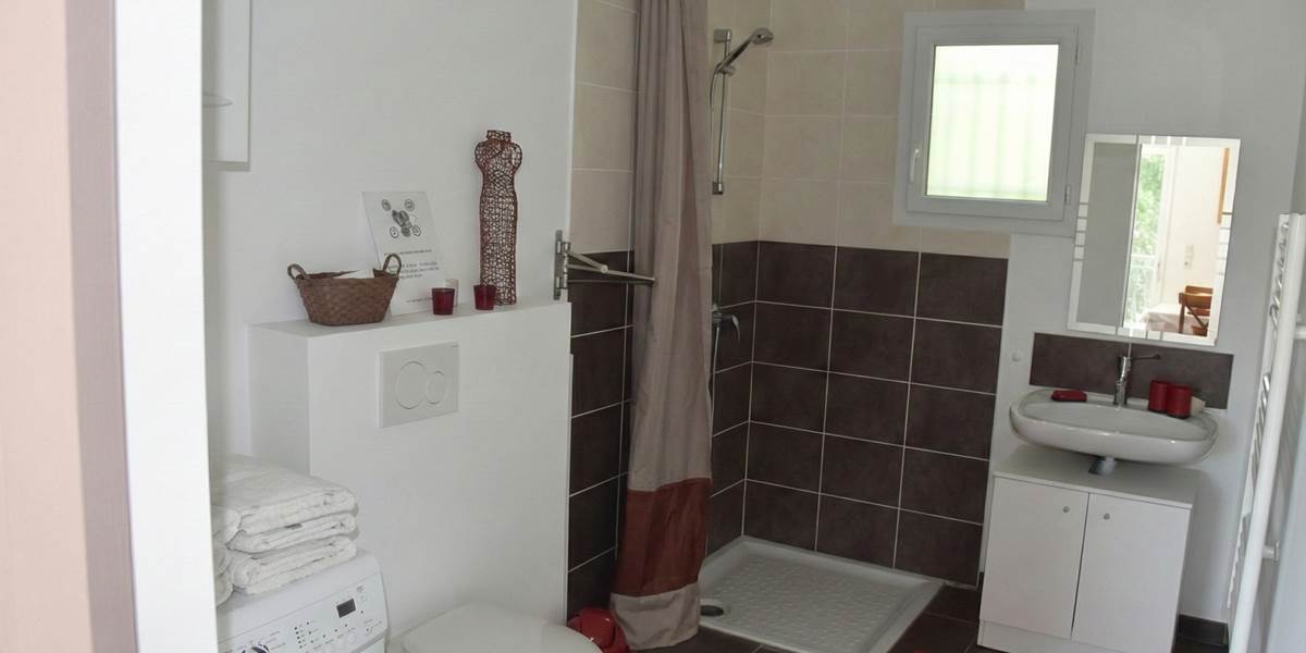ombrebleuedufiguier-gîte-cerisiers- salle de bains 2