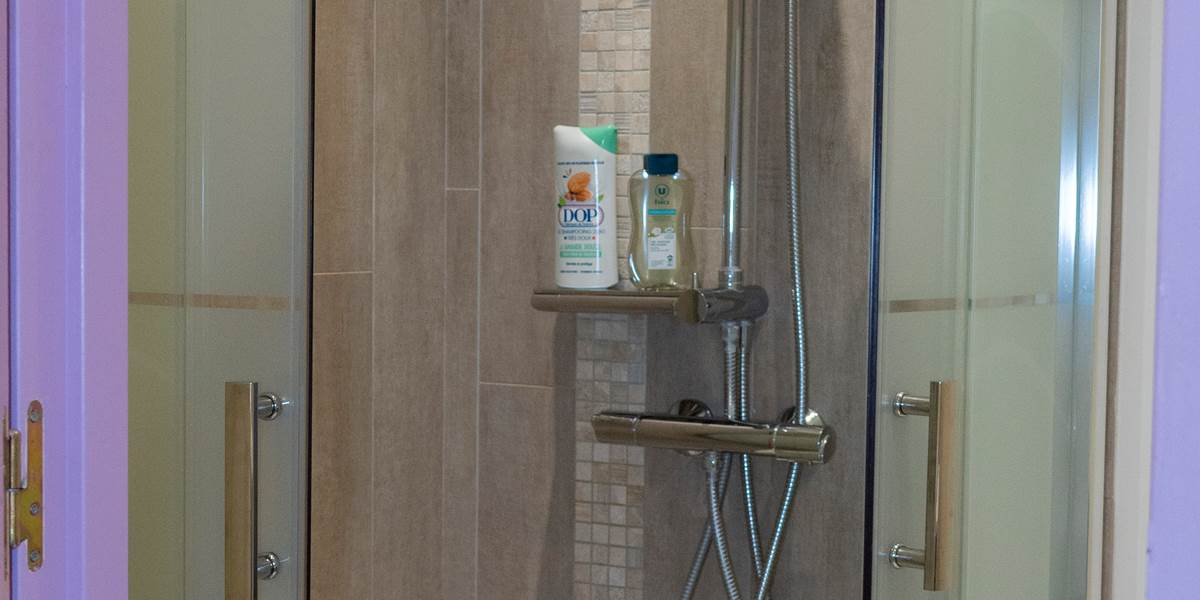 douche chambre charlotte - gel douche et shampoing à disposition