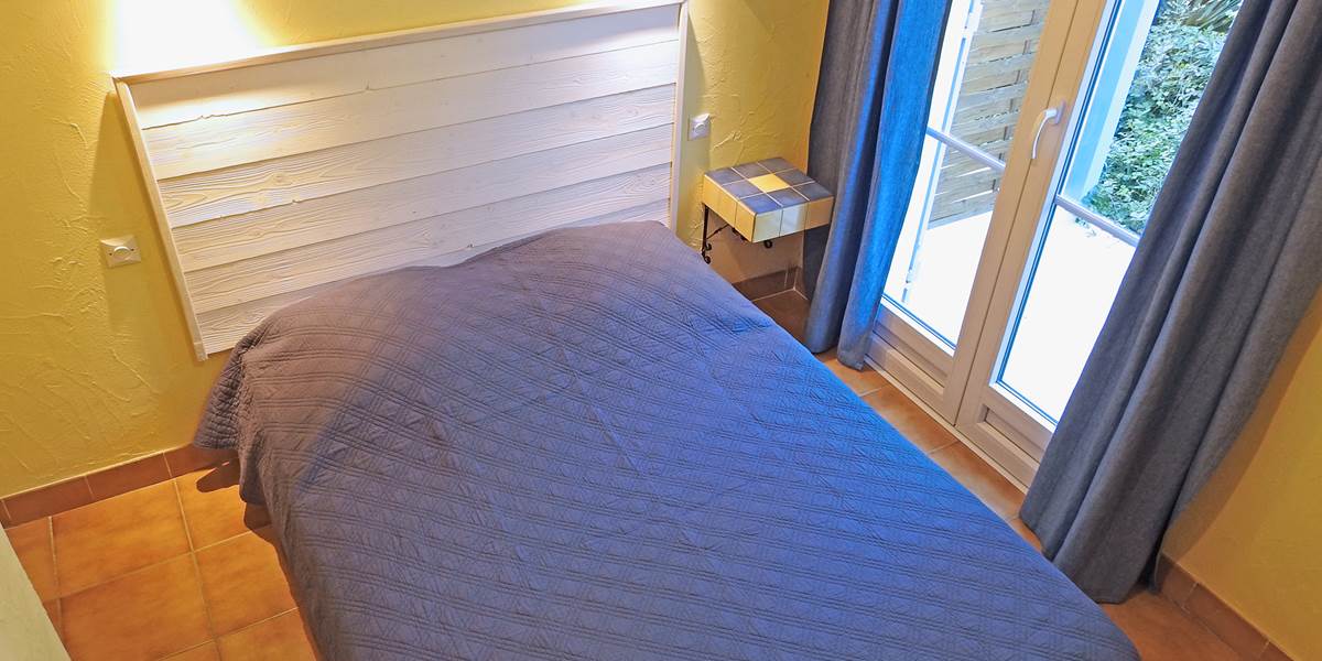 chambre climatisée, lit 140x190, matelas et oreillers à mémoire de forme
