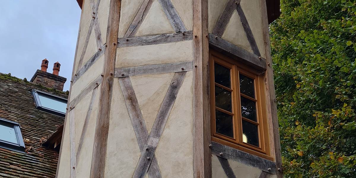 La tourelle à pans de bois du gîte