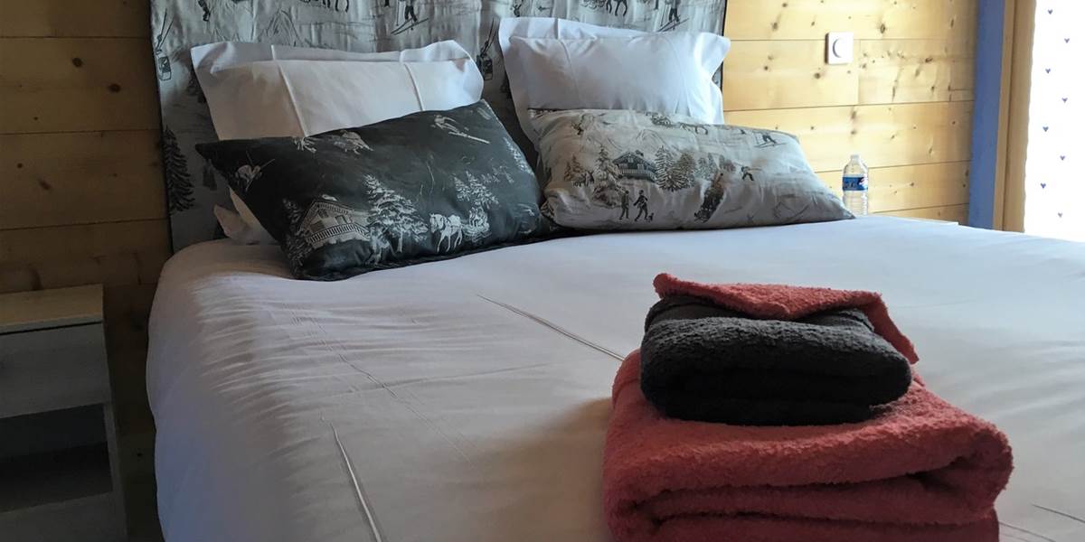Lit double de la chambre préparée pour 2 personnes