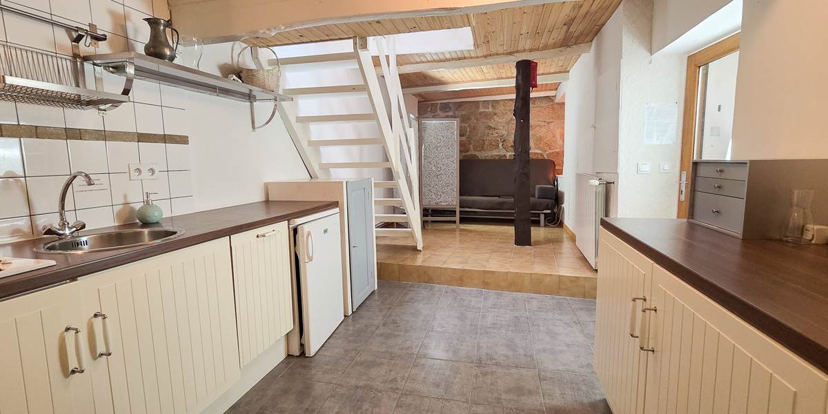 Cuisine avec escalier menant aux chambres