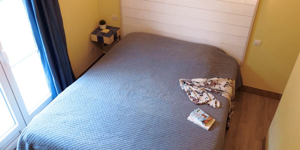 chambre climatisée, lit 160x200, matelas et oreillers à mémoire de forme