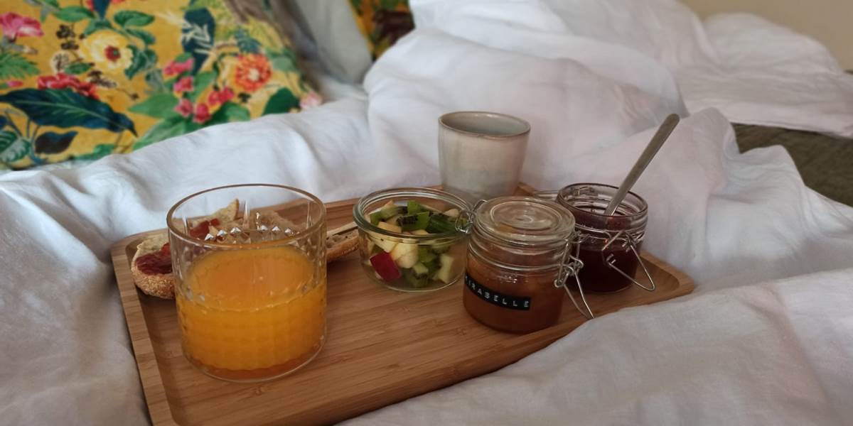 Profitez du  petit déjeuner gourmand dans l'intimité de  votre chambre