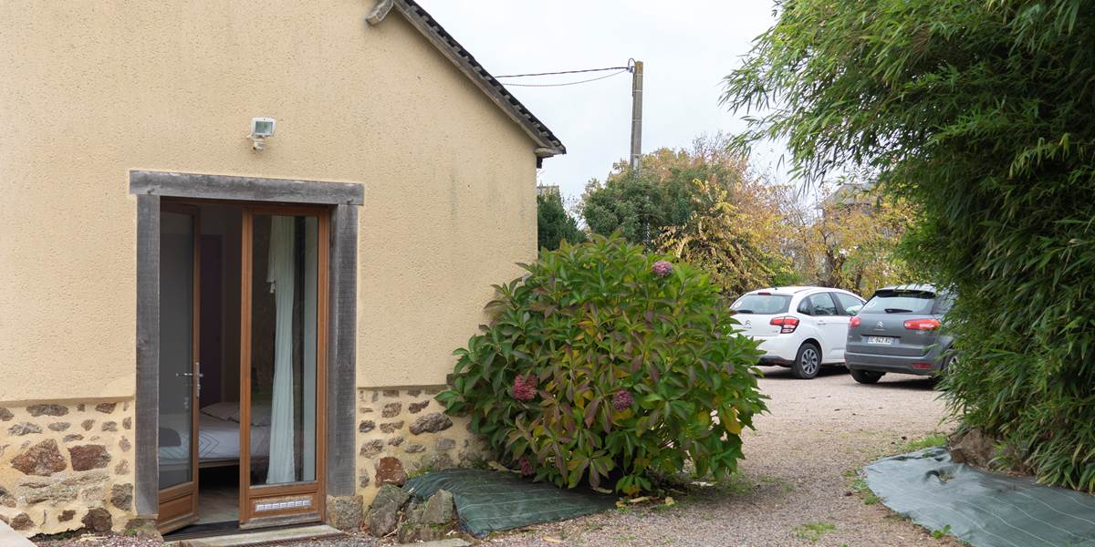 vue extérieure charlotte's room et parking bandb la basse orme - les iffs