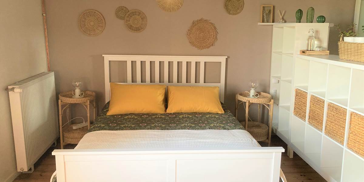 Chambre Maria côté nuit et salle de douche