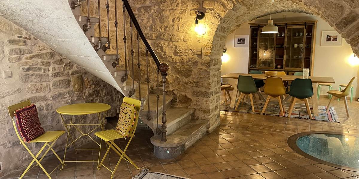 ENTRE´E ET VUE SUR SALLE A` MANGER MF