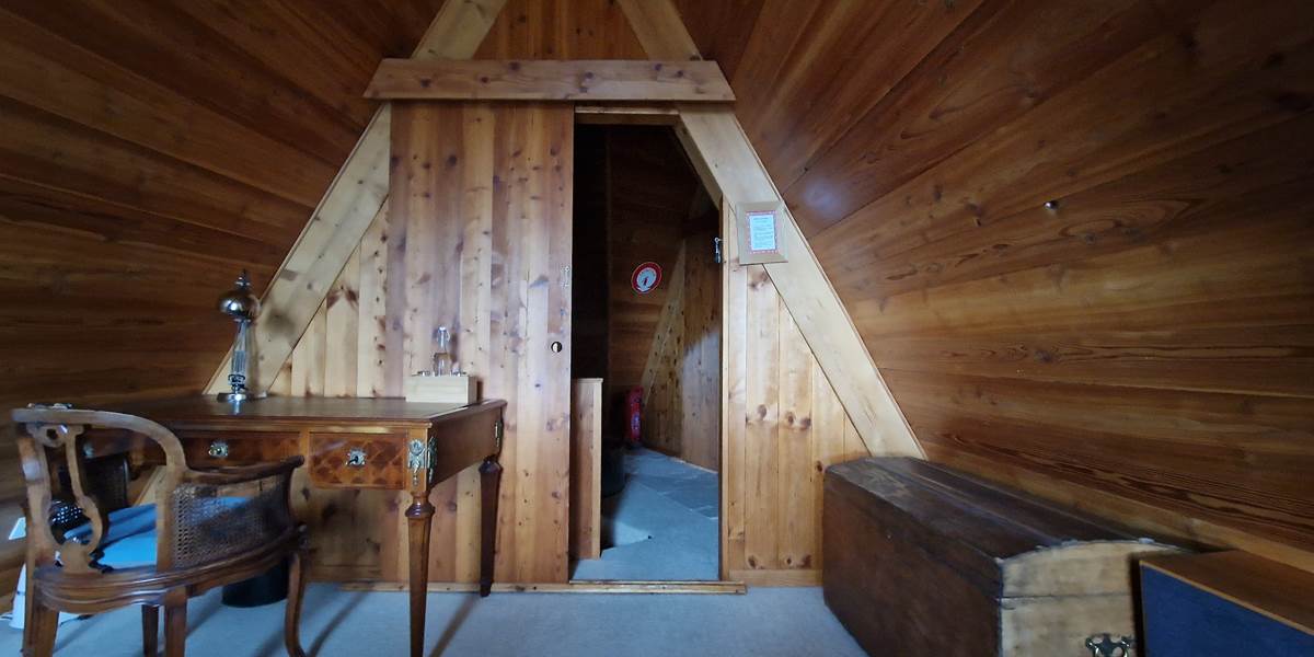 BUREAU DANS LA CHAMBRE 1 DE L ETAGE