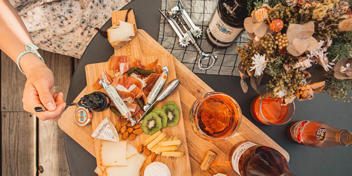 Pour un moment de convivialité n’hésitez pas à commander une planche à partager fromage charcuterie pour la déguster sur votre terrasse de votre chambre .