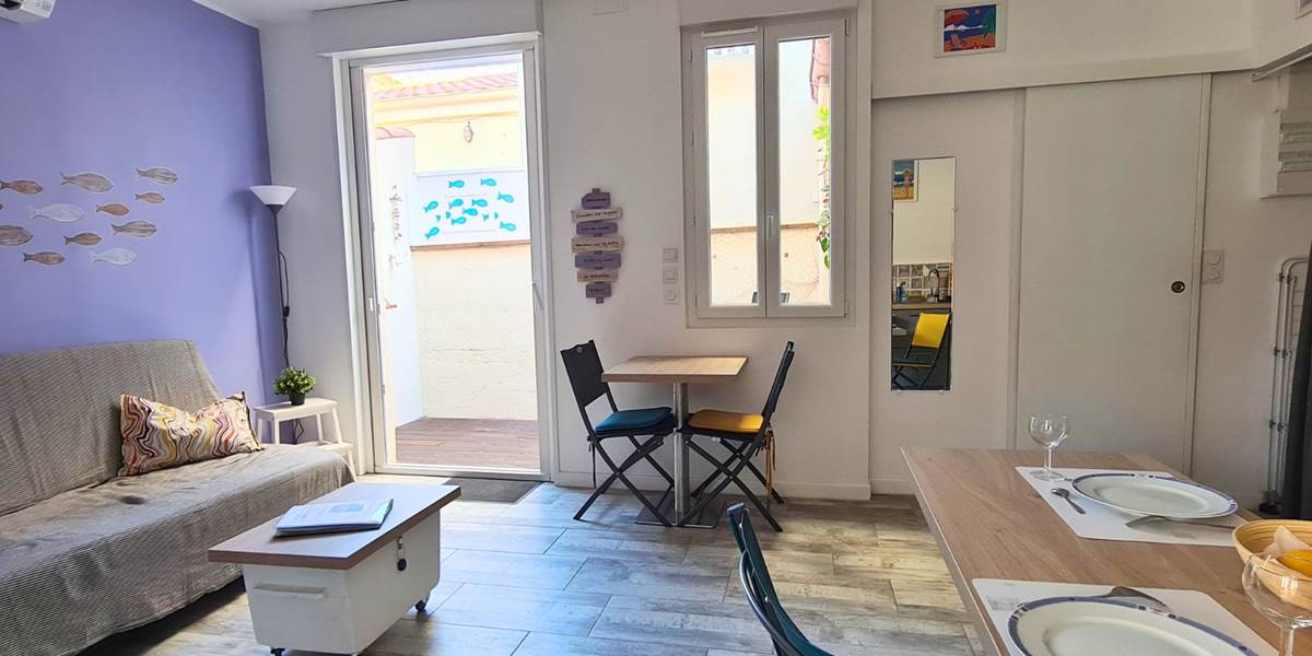 Salon avec ouverture sur le patio