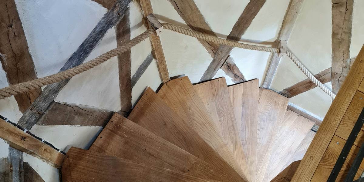 Escalier de la tourelle montant au premier étage du gîte