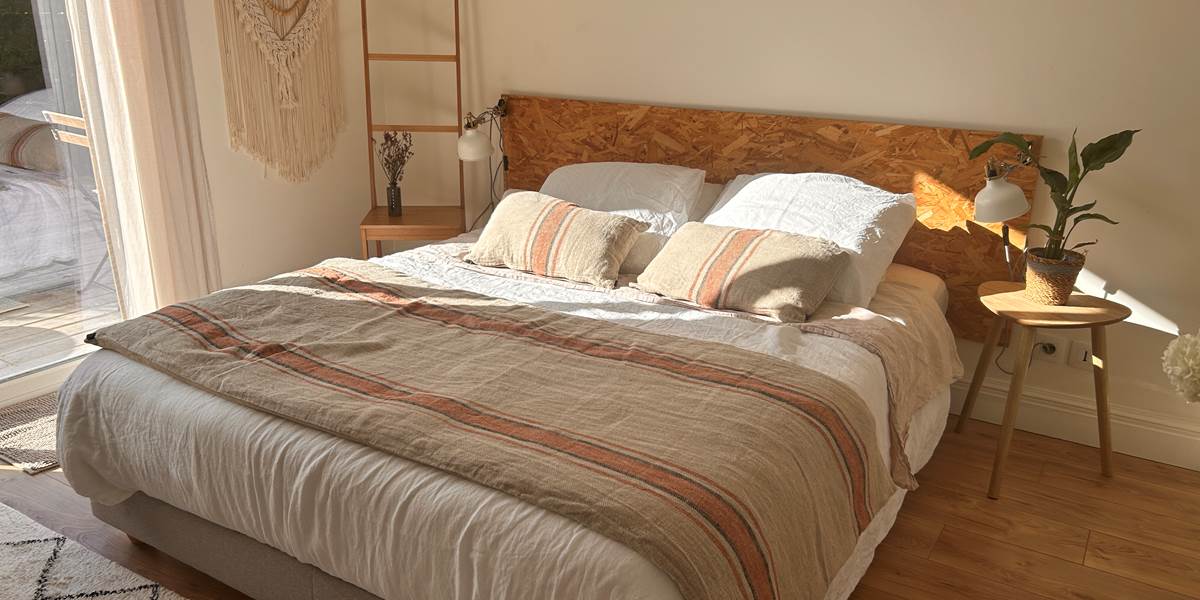 Une literie confortable avec des draps en lin, doux et respirants. Leur style naturel ajoute une touche d'élégance à la chambre, parfaite pour des nuits reposantes et agréables.