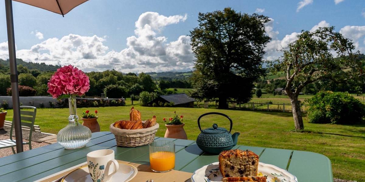Petit déjeuner en terrasse ou dans la salle à manger
