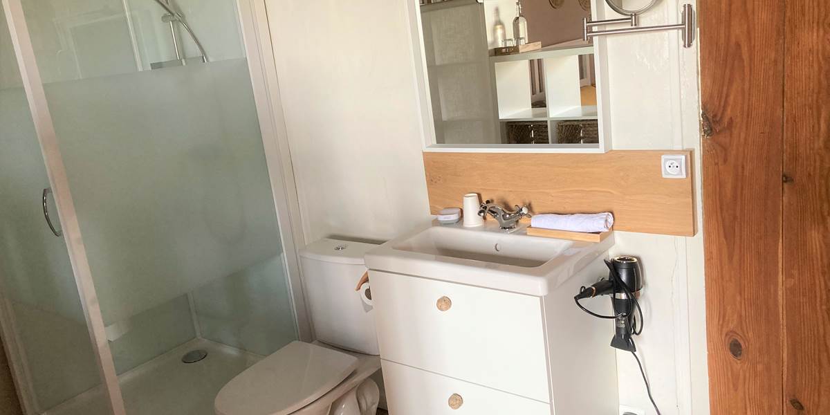 Chambre Maria côté salle de douche wc