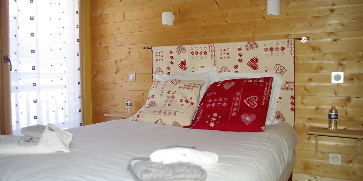 Chambre préparée pour recevoir 2 adultes