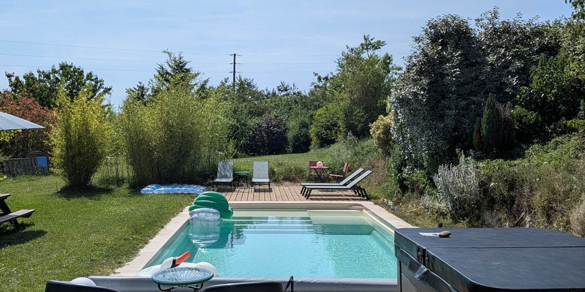 Espace piscine et jacuzzi partagé accessible aux hôtes en journée